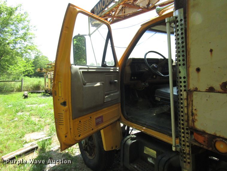 image for item DG1390 1988 Ford FT900 drilling rig truck