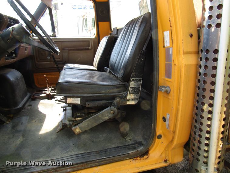 image for item DG1390 1988 Ford FT900 drilling rig truck