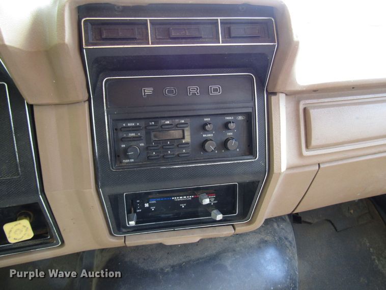 image for item DG1390 1988 Ford FT900 drilling rig truck