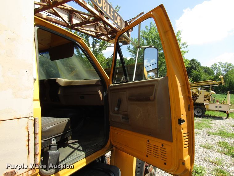 image for item DG1390 1988 Ford FT900 drilling rig truck