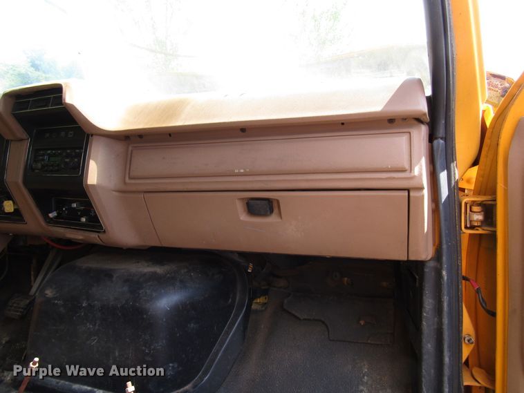 image for item DG1390 1988 Ford FT900 drilling rig truck