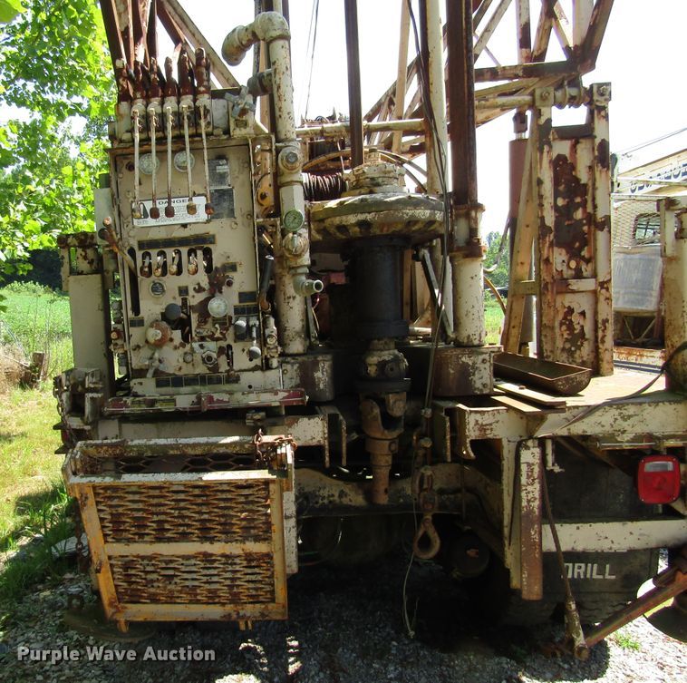 image for item DG1390 1988 Ford FT900 drilling rig truck