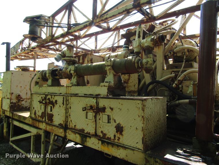 image for item DG1390 1988 Ford FT900 drilling rig truck