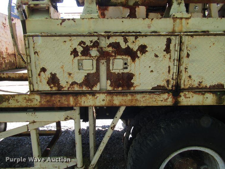 image for item DG1390 1988 Ford FT900 drilling rig truck