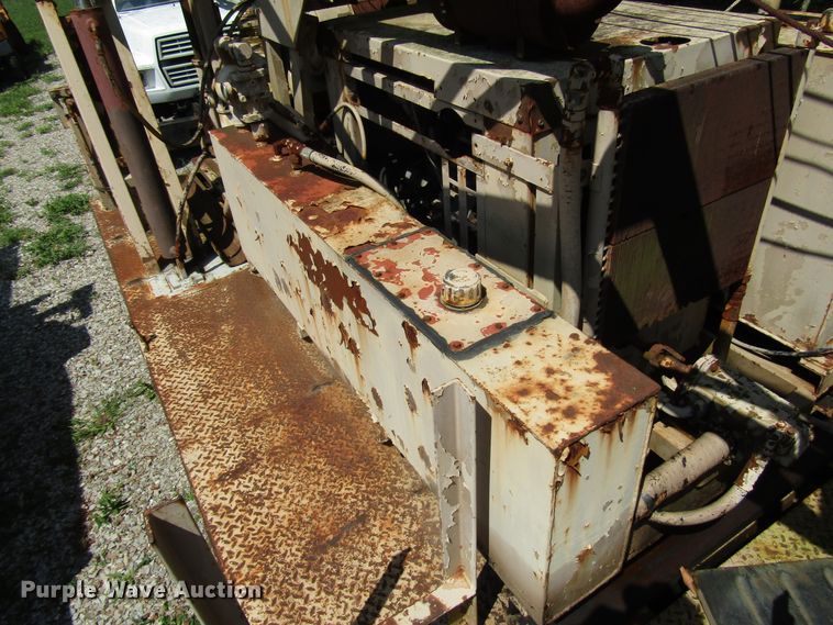 image for item DG1390 1988 Ford FT900 drilling rig truck