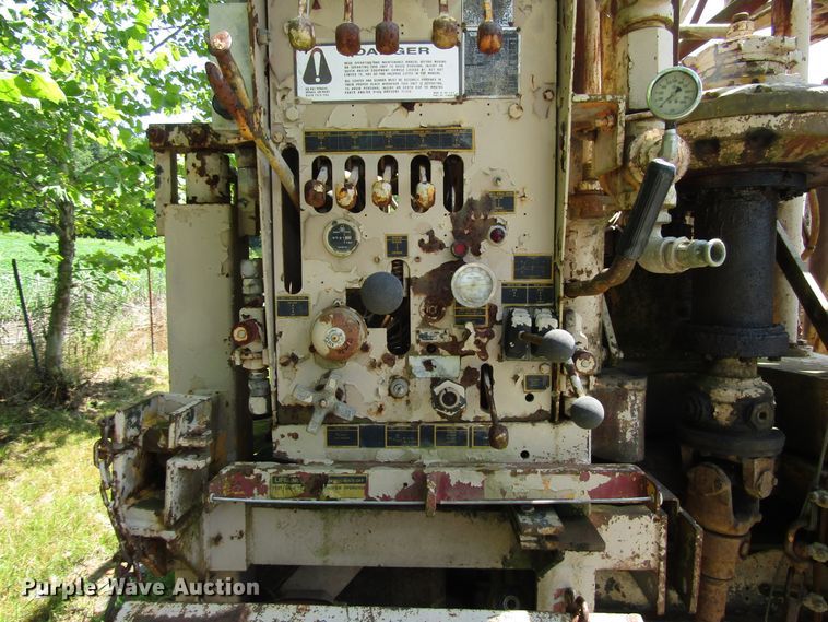 image for item DG1390 1988 Ford FT900 drilling rig truck