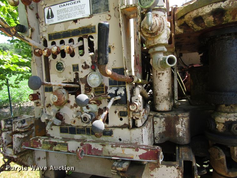 image for item DG1390 1988 Ford FT900 drilling rig truck