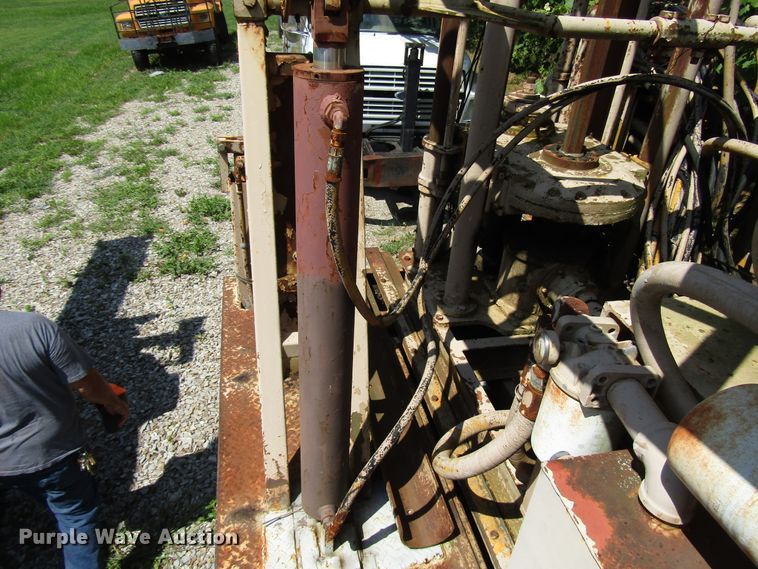 image for item DG1390 1988 Ford FT900 drilling rig truck