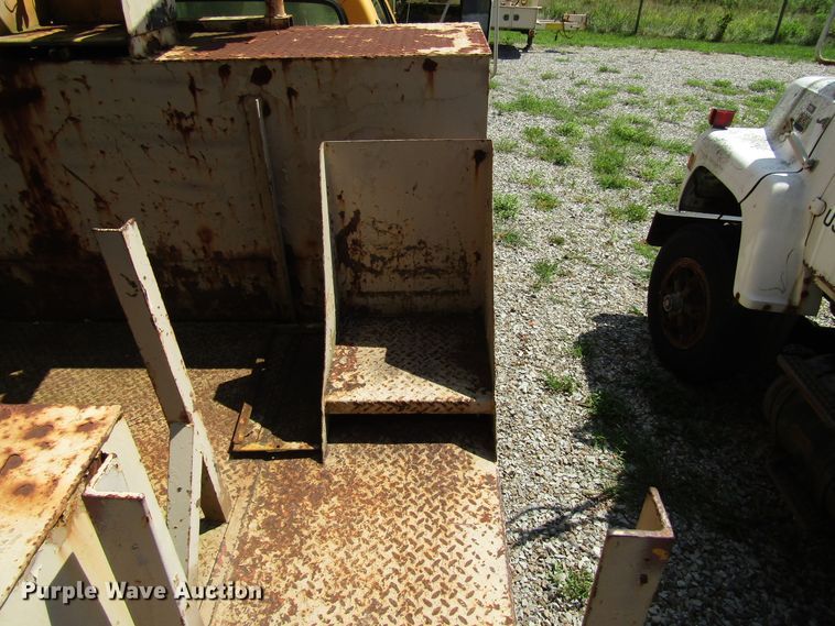 image for item DG1390 1988 Ford FT900 drilling rig truck