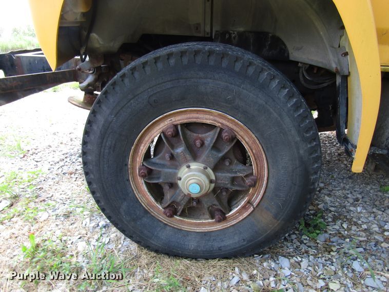 image for item DG1390 1988 Ford FT900 drilling rig truck