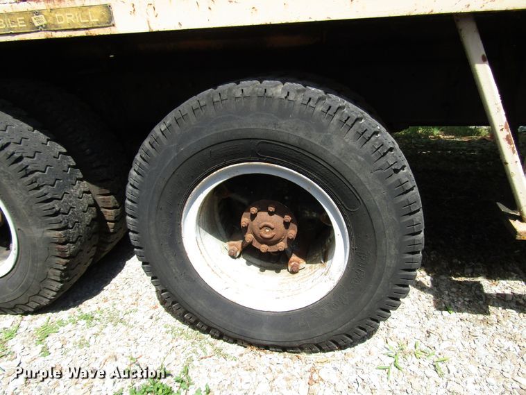 image for item DG1390 1988 Ford FT900 drilling rig truck