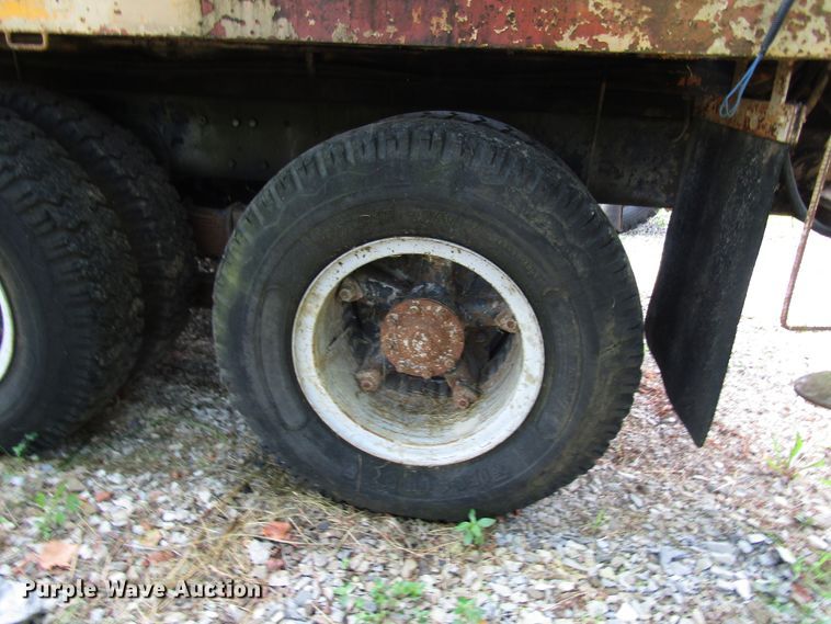 image for item DG1390 1988 Ford FT900 drilling rig truck