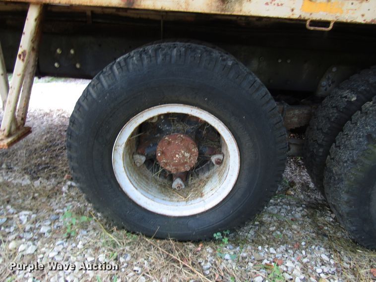 image for item DG1390 1988 Ford FT900 drilling rig truck