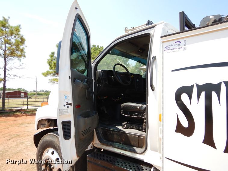 image for item DG4102 2006 GMC C8500 utility truck with crane