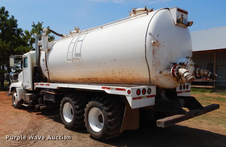 image for item DG4103 2001 Freightliner FLD vacuum truck