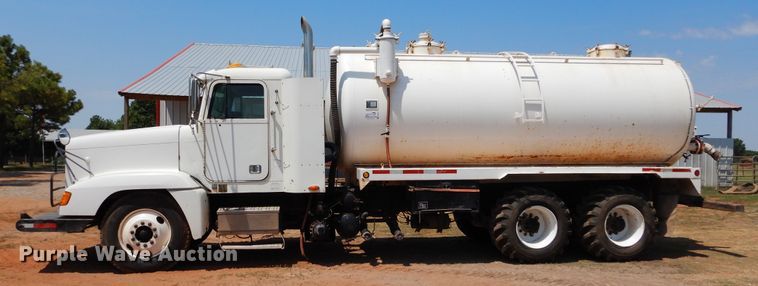 image for item DG4103 2001 Freightliner FLD vacuum truck