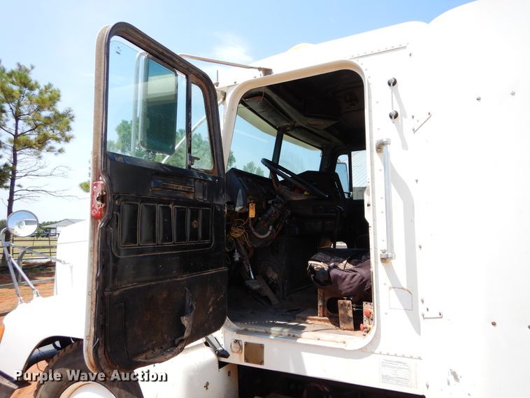 image for item DG4103 2001 Freightliner FLD vacuum truck