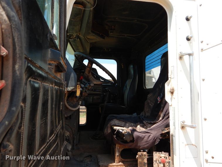 image for item DG4103 2001 Freightliner FLD vacuum truck