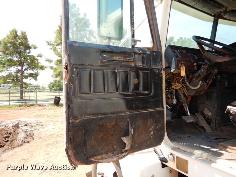 image for item DG4103 2001 Freightliner FLD vacuum truck