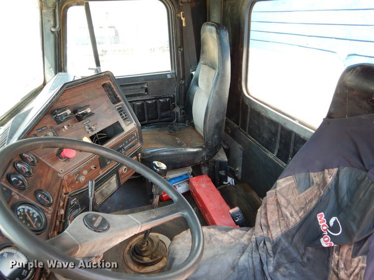 image for item DG4103 2001 Freightliner FLD vacuum truck