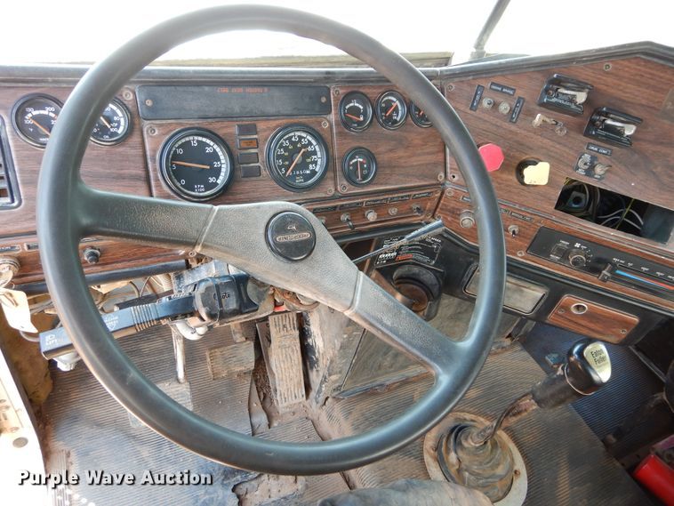 image for item DG4103 2001 Freightliner FLD vacuum truck