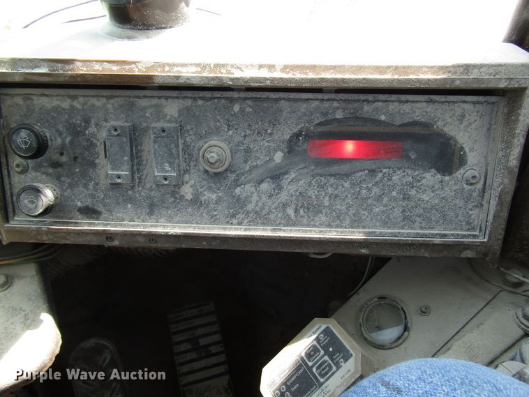 image for item DG8032 1992 Caterpillar 966F wheel loader