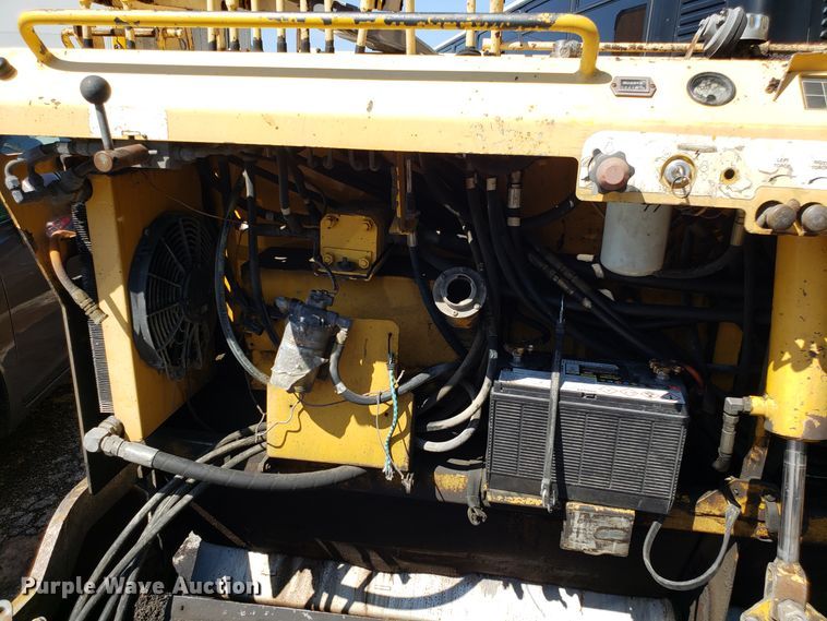 image for item DH2764 Gehl 1648 Plus paver