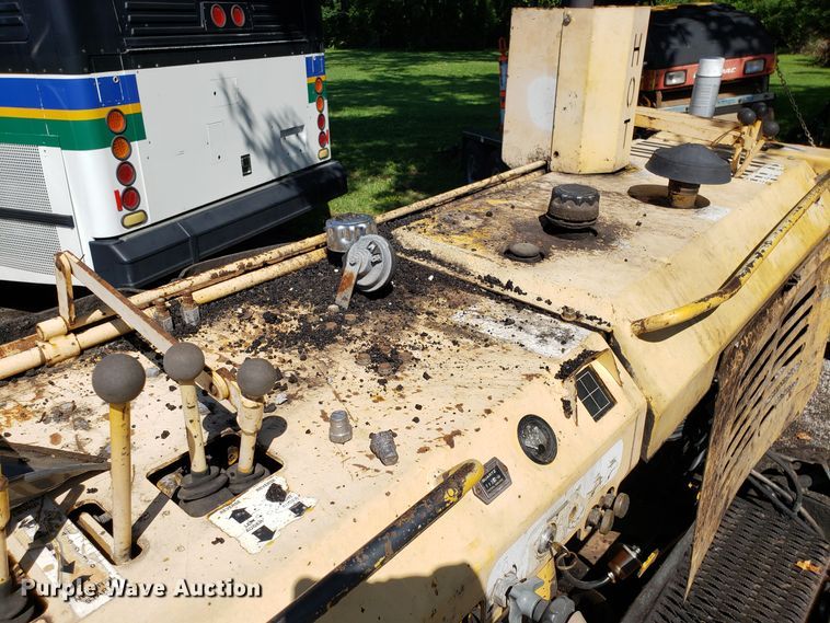 image for item DH2764 Gehl 1648 Plus paver