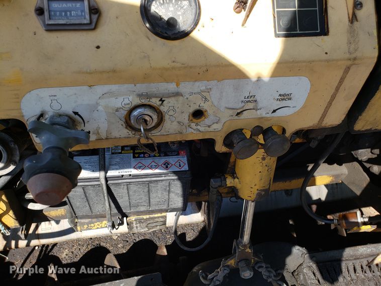 image for item DH2764 Gehl 1648 Plus paver