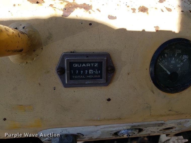 image for item DH2764 Gehl 1648 Plus paver