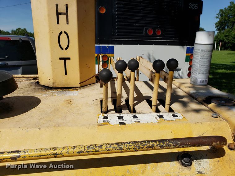 image for item DH2764 Gehl 1648 Plus paver