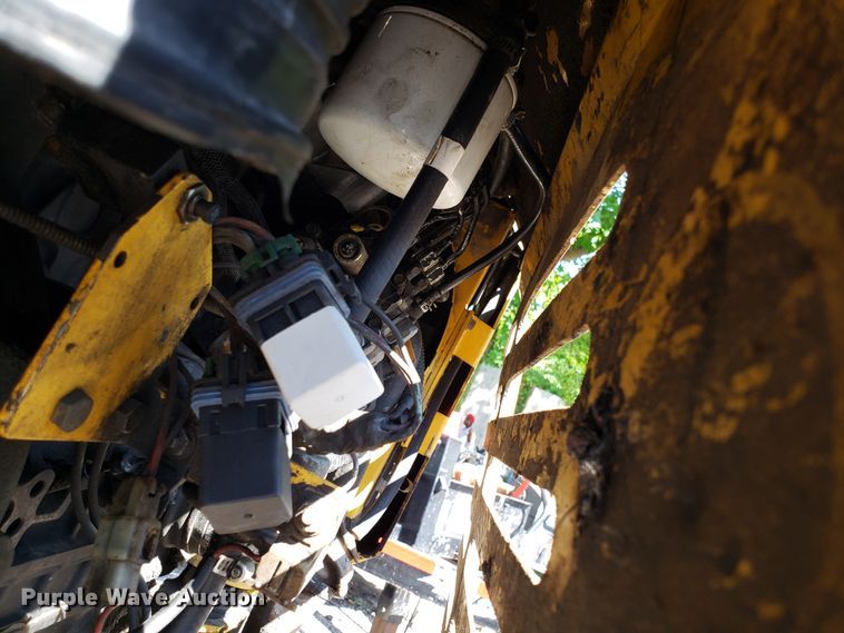 image for item DH2764 Gehl 1648 Plus paver