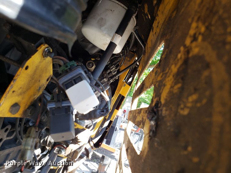 image for item DH2764 Gehl 1648 Plus paver