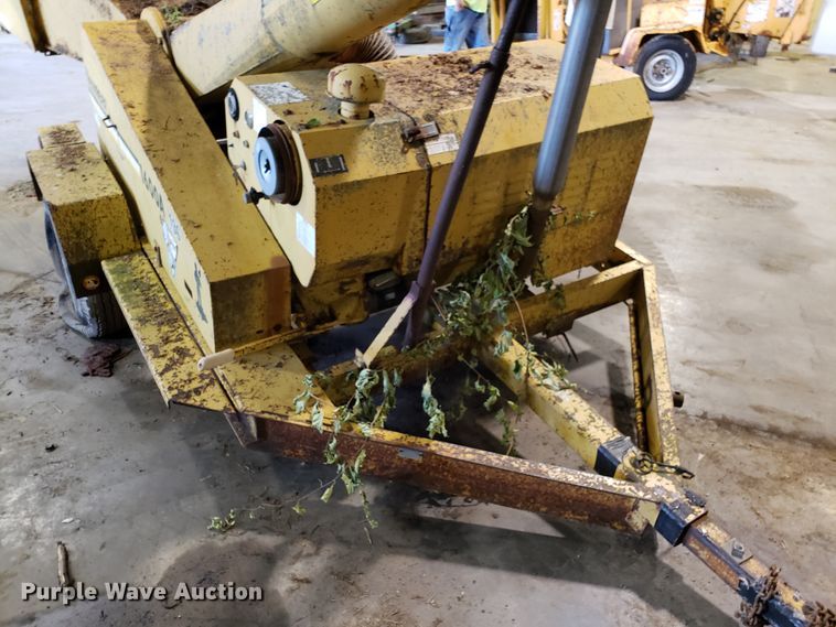 image for item DH2777 1990 Vermeer 1600A wood chipper