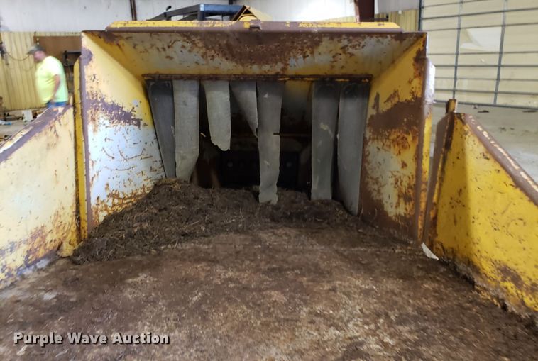 image for item DH2777 1990 Vermeer 1600A wood chipper