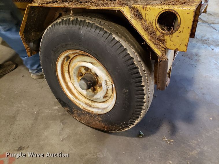 image for item DH2777 1990 Vermeer 1600A wood chipper