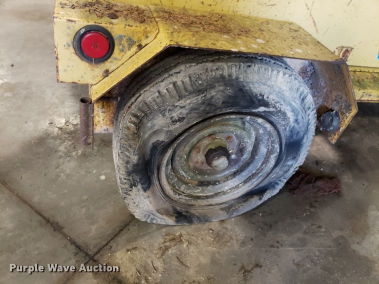 image for item DH2777 1990 Vermeer 1600A wood chipper