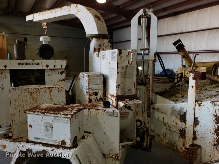 image for item DH2779 1994 Bandit 250 wood chipper
