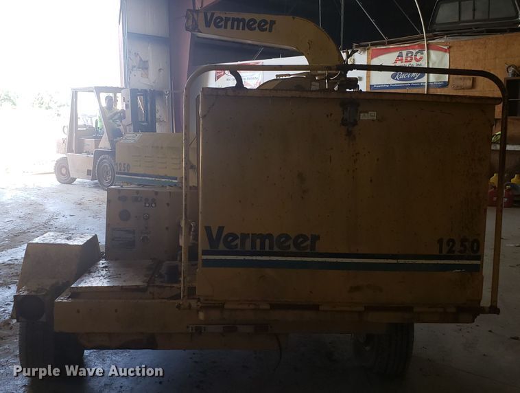 image for item DH2781 Vermeer 1250 wood chipper