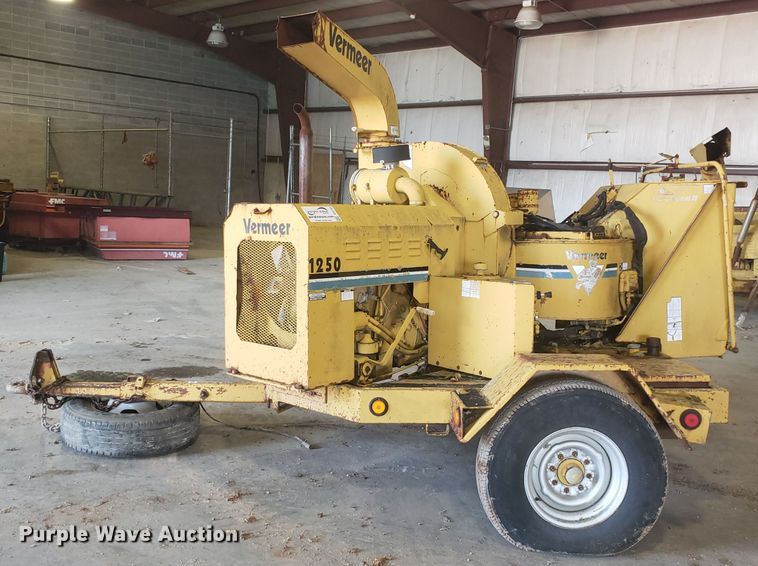 image for item DH2781 Vermeer 1250 wood chipper
