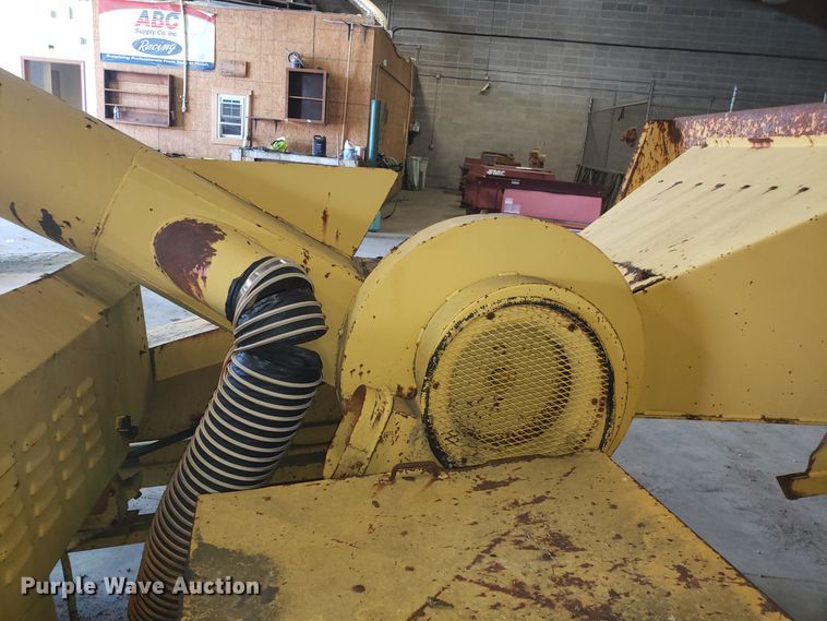 image for item DH2784 1992 Vermeer 1600A wood chipper