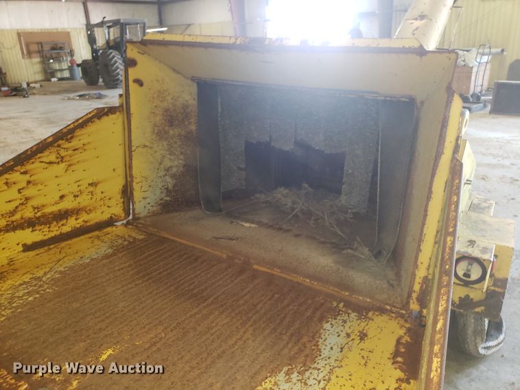 image for item DH2784 1992 Vermeer 1600A wood chipper