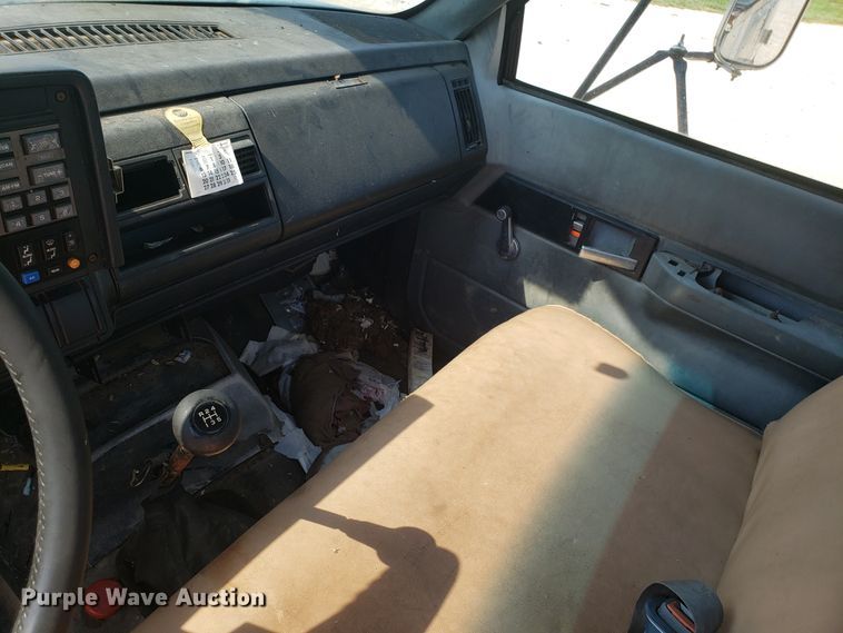 image for item DH2788 1994 Chevrolet Kodiak C6500 bucket  truck