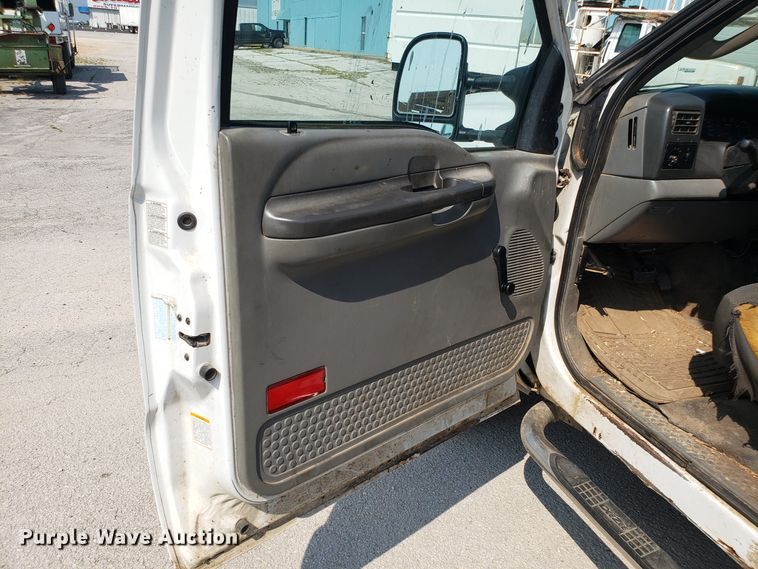 image for item DH2792 2004 Ford F550 Super Duty chipper truck