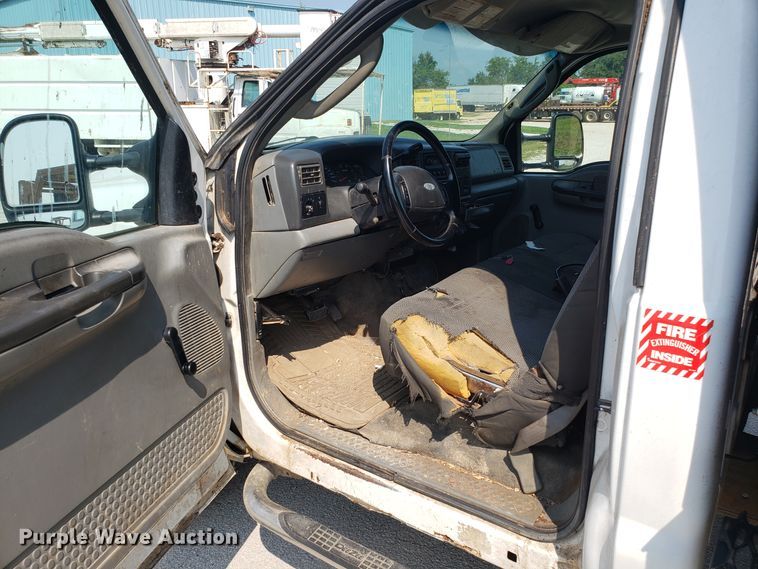 image for item DH2792 2004 Ford F550 Super Duty chipper truck