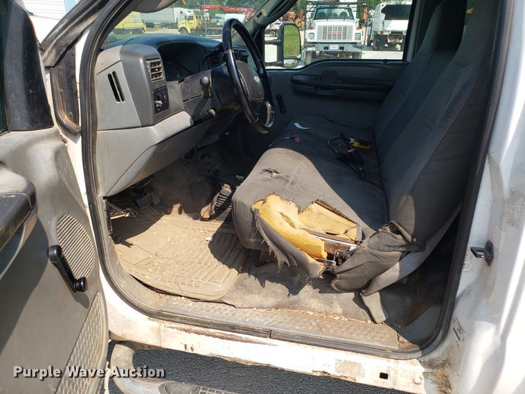 image for item DH2792 2004 Ford F550 Super Duty chipper truck