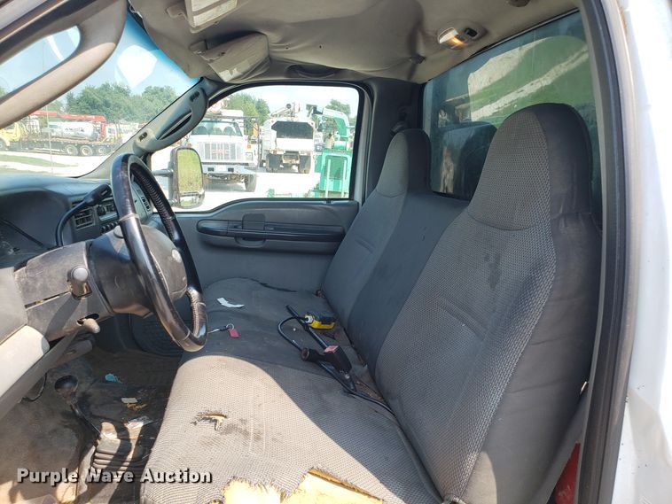 image for item DH2792 2004 Ford F550 Super Duty chipper truck