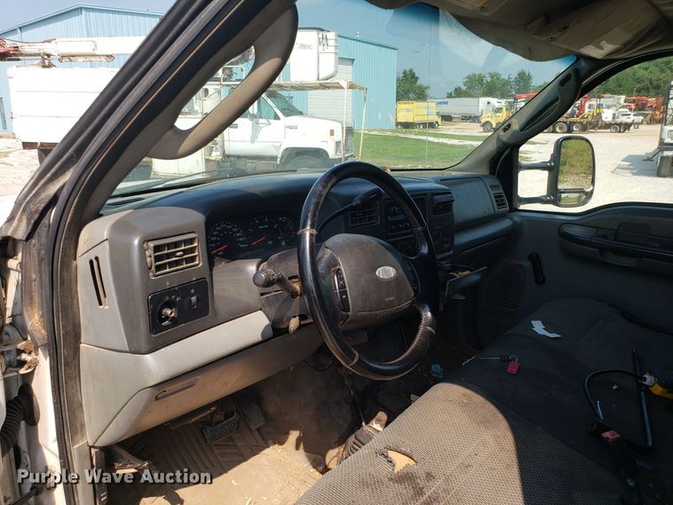 image for item DH2792 2004 Ford F550 Super Duty chipper truck