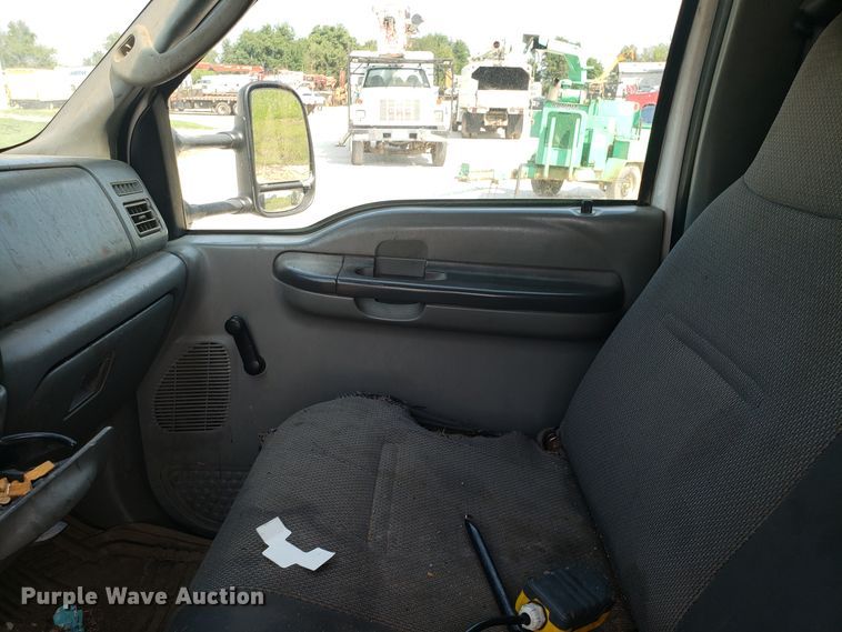 image for item DH2792 2004 Ford F550 Super Duty chipper truck