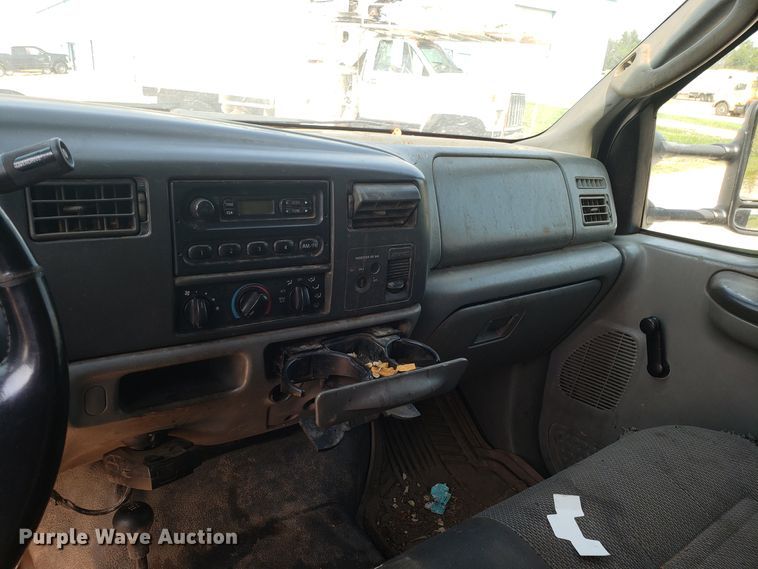 image for item DH2792 2004 Ford F550 Super Duty chipper truck